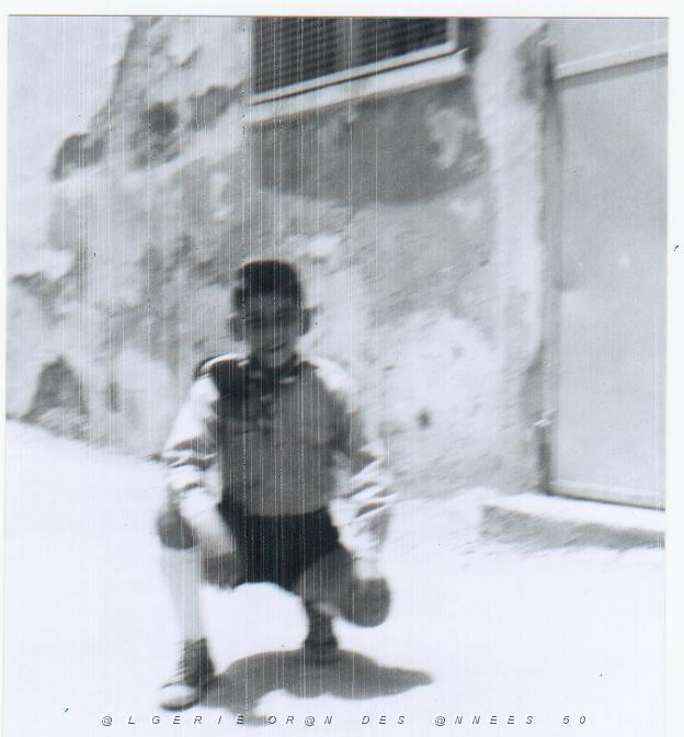 max derriere la porte de secour du cinema de paris de l'impasse riga ou j'habitait a oran.jpg
